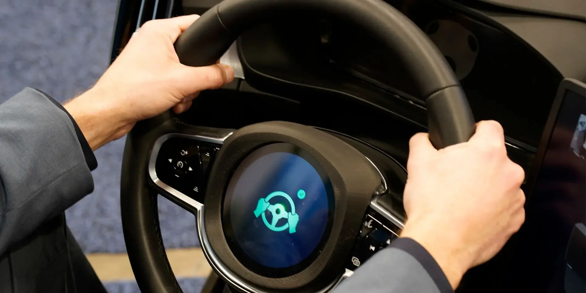 solutions-driver-monitoring-hands-on-wheel-section-02