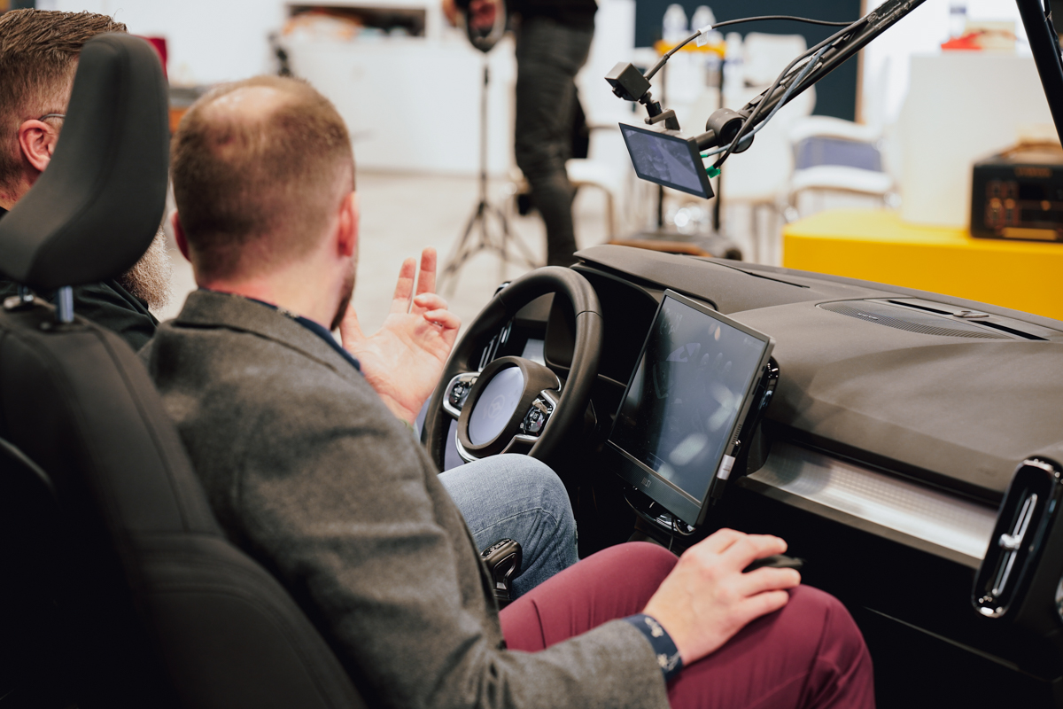 Neonde 在 2025 年美国消费电子展上的活动照片（6 张中的 2 张）