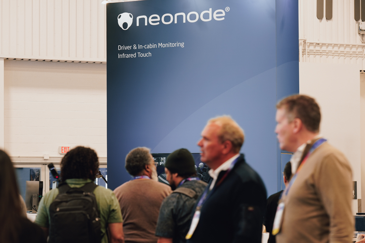 Neonde 在 2025 年美国消费电子展上的活动照片（6 张中的 3 张）